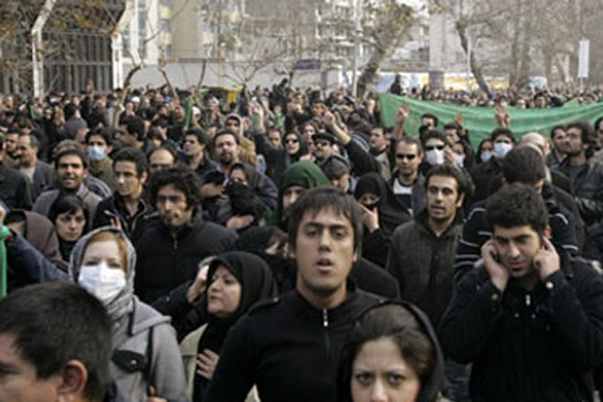 Тысячи людей вышли на антиамериканскую демонстрацию в Тегеране