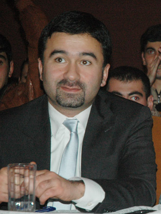 Самые стильные азербайджанские телеведущие - мужчины (фотосессия)
