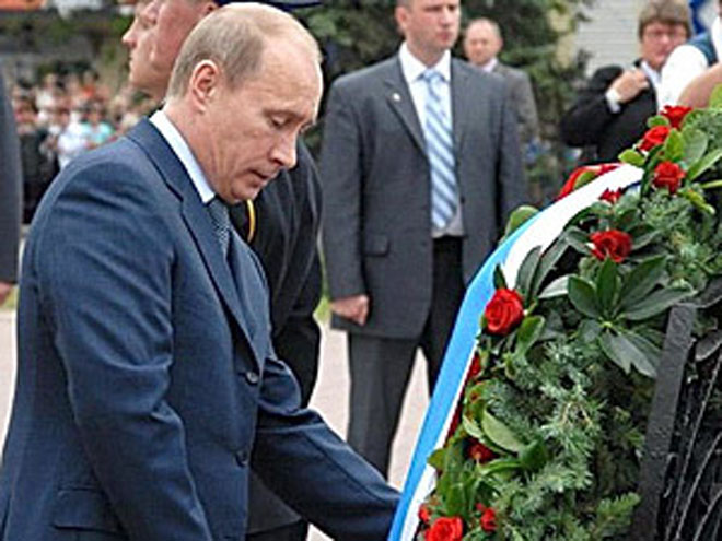 Путин и Туск возложили цветы на месте крушения самолета польского президента