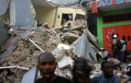 Жители Гаити блокируют дороги телами жертв стихии