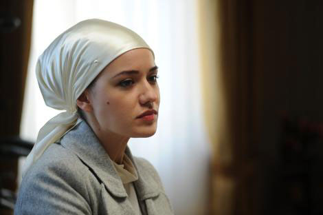 Актриса Фахрие Евджен из турецкого сериала "Листопад" наденет хиджаб (фотосессия)