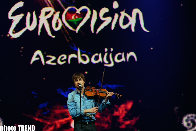 Александр Рыбак встал на колени перед юной азербайджанкой и признался в любви (фотосессия)