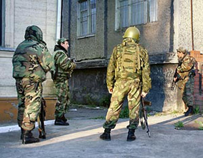 Два милиционера погибли при обстреле здания РОВД в Дагестане - источник