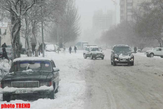 На дорогах, ведущих в районы Азербайджана, движение не прекращалось
