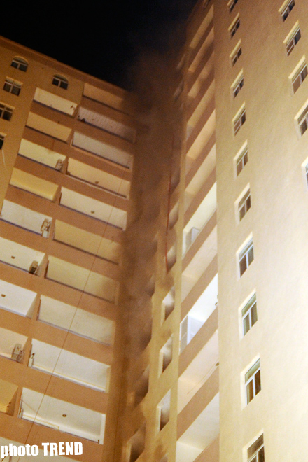 Пожар в жилом доме в центре Баку (фотосессия)