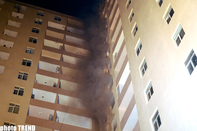 В Баку произошел пожар в 17-этажном жилом здании