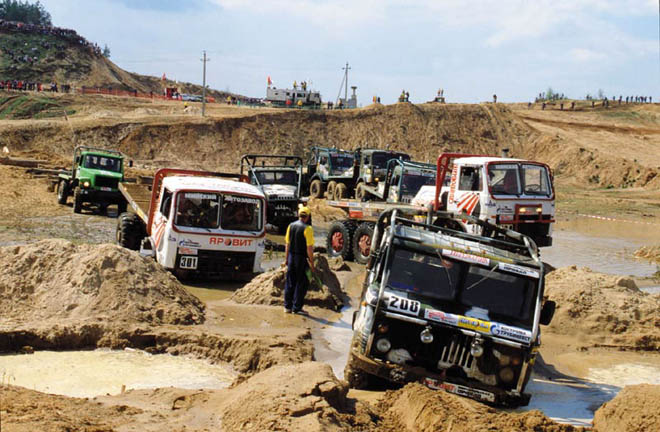 Тоннами пыли и грязи ежегодно наполняет Баку грузовой автотранспорт