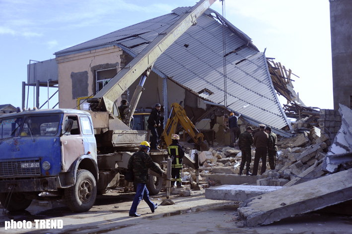 Bakıda baş vermiş partlayış nəticəsində dağılmış binanın qalıqları altından bir nəfərin cəsədi çıxarılıb (ƏLAVƏ OLUNUB-8) (FOTO)