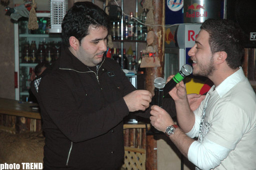 Азербайджанский певец Самир Пириев держит микрофон для Рамала Исрафилова (фотосессия)
