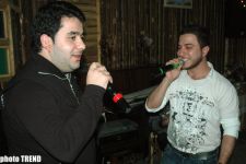 Азербайджанский певец Самир Пириев держит микрофон для Рамала Исрафилова (фотосессия)