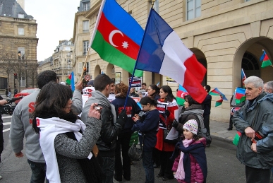 18-я годовщина Ходжалинской трагедии в Париже отмечена акцией протеста (ФОТО)