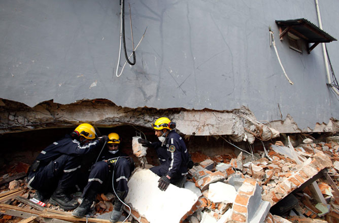 В Каире обрушилось 12-этажное здание, под завалами оказались восемь пожарных