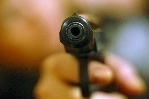 В московской электричке пьяный мужчина открыл стрельбу из пистолета