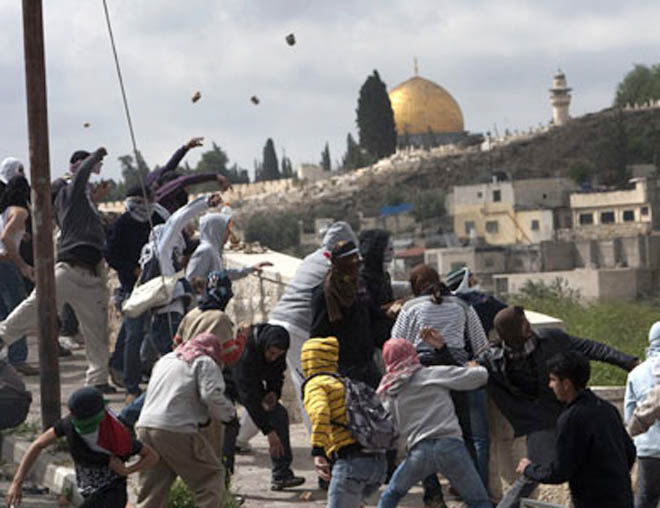 Palestinians and Israeli police clash in Jerusalem