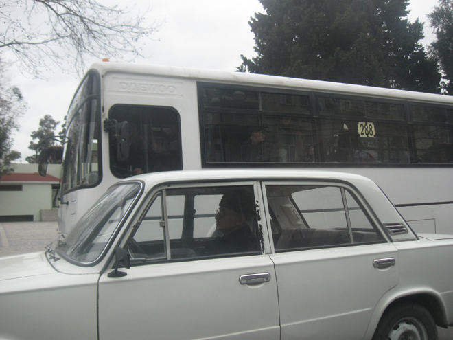 Агсаккал-автош с советскими номерами на улицах Баку (фотосессия)