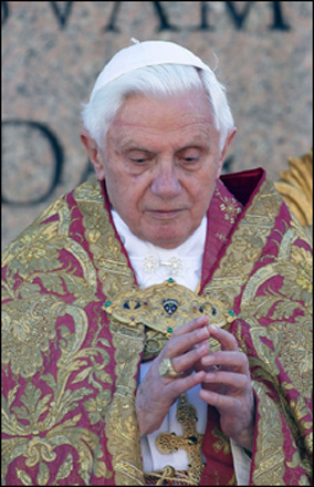 Бенедикт XVI извинился за священников-педофилов