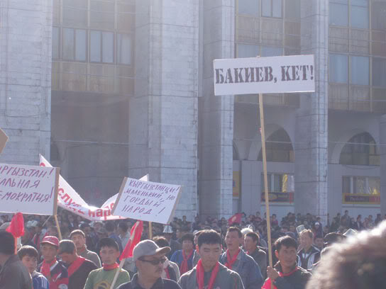 Начался разгон сторонников оппозиции в Бишкеке, слышны выстрелы (ДОПОЛНЕНО-2)