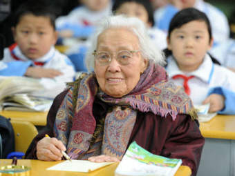 Китаянка впервые пошла в школу в 102 года