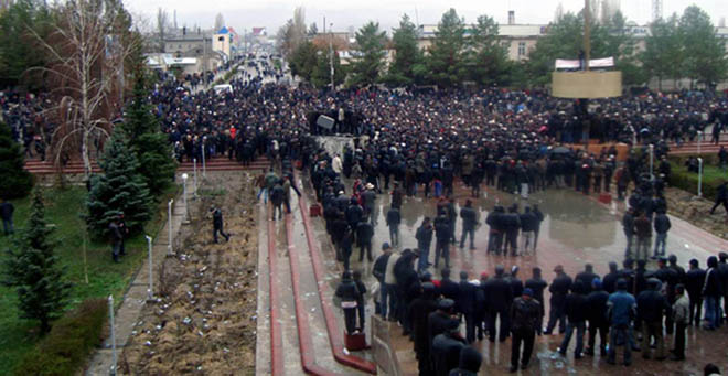 Киргизская молодежь провела акцию в поддержку временного правительства