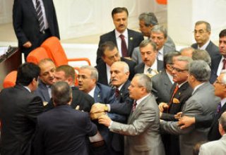 Спор между депутатами в Турции перерос в кулачный бой
