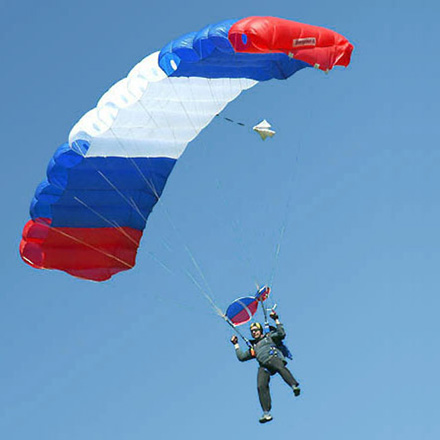 Мужчина из РФ разбился во время прыжка с парашютом в Калифорнии