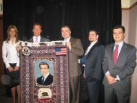 Арнольду Шварценеггеру подарили азербайджанский ковер с его портретом (ФОТО)