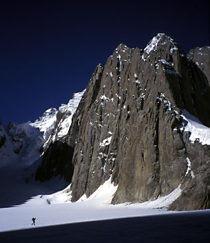 Альпинисты установили на вершинах Кавказа знамя Победы