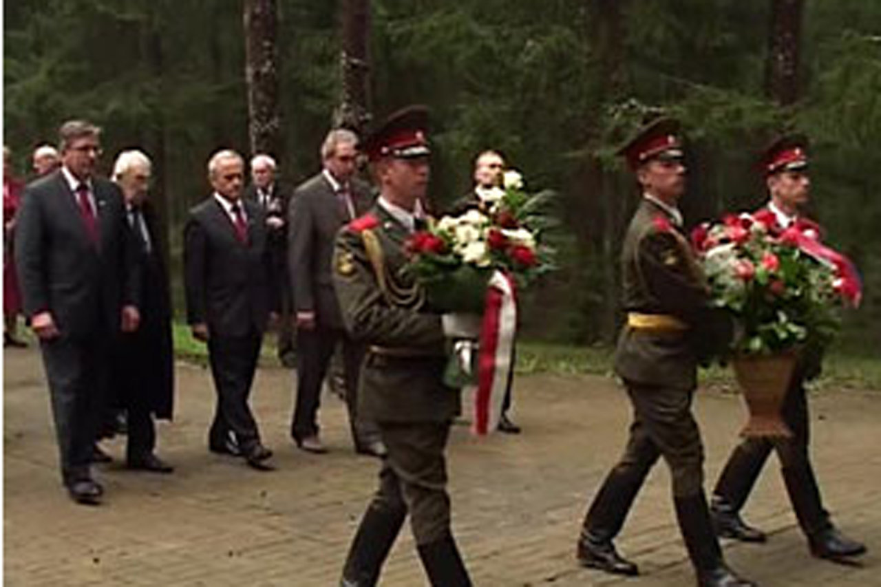 Бронислав Коморовский, исполняющий обязанности президента Польши, посетил Катынь