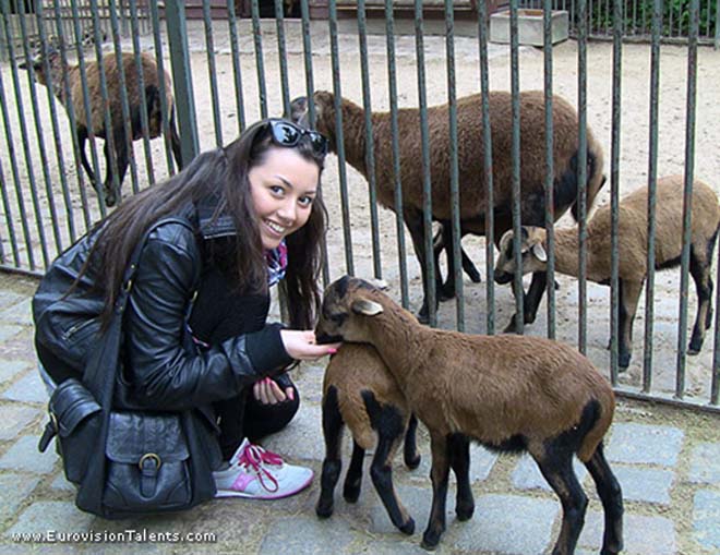 Певица Сафура вместе с баранами, козами и бегемотом (фотосессия)