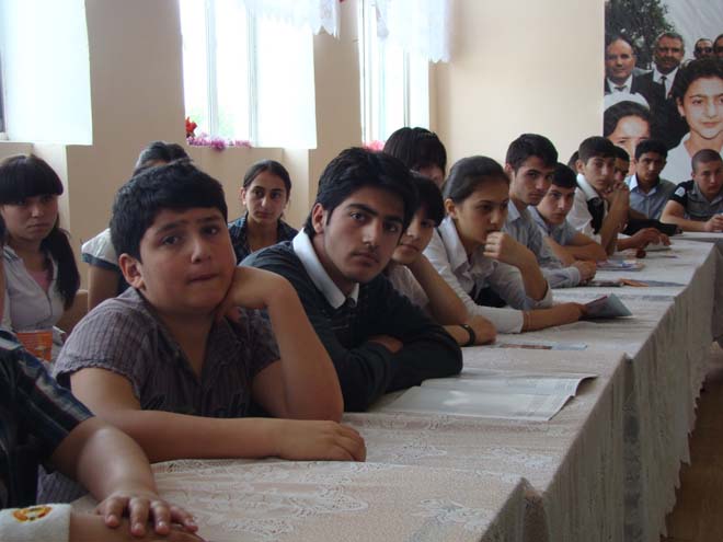 Бакинские школьники приняли участие в автобусном туре по регионам страны (фотосессия)