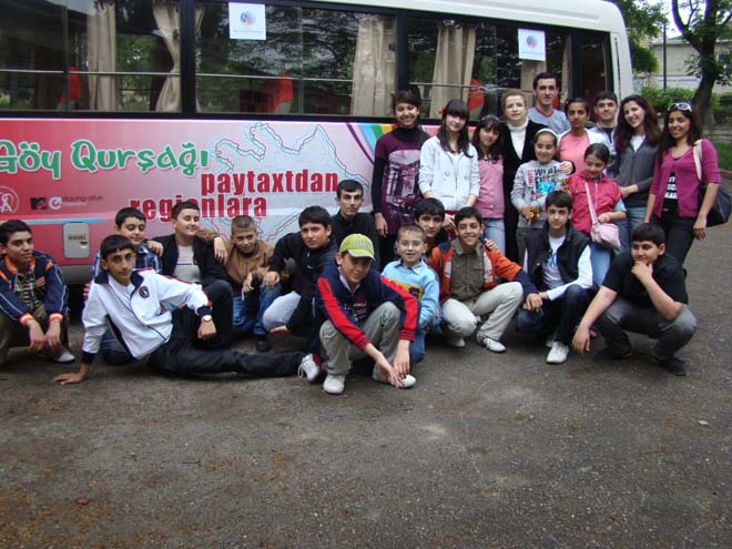 Бакинские школьники приняли участие в автобусном туре по регионам страны (фотосессия)