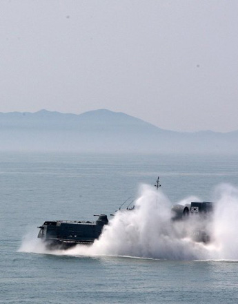 Южнокорейское военное судно затонуло, столкнувшись с рыбацкой лодкой, два моряка пропали без вести