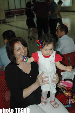 Годовалые девочки Беяз и Сунирчин на встрече с Сафурой Ализаде в аэропорту (фотосессия)