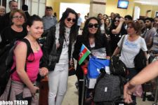 Годовалые девочки Беяз и Сунирчин на встрече с Сафурой Ализаде в аэропорту (фотосессия)