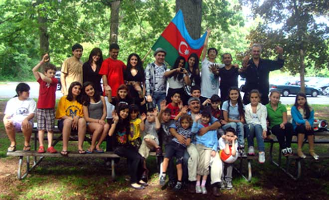 Подарок детей из Ассоциации азербайджанцев Нью-Йорка ко Дню республики (фотосессия)
