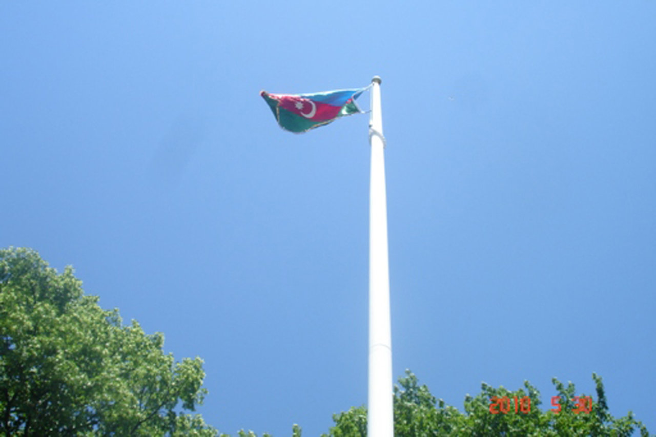 В городе Торонто был установлен национальный флаг Азербайджана (ФОТО)
