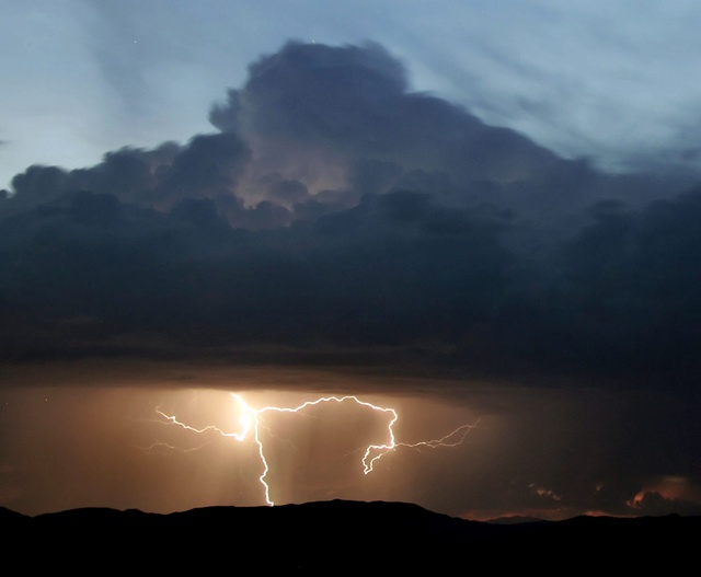 В Мексике объявлена тревога в связи с приближением тропического шторма "Адриан"