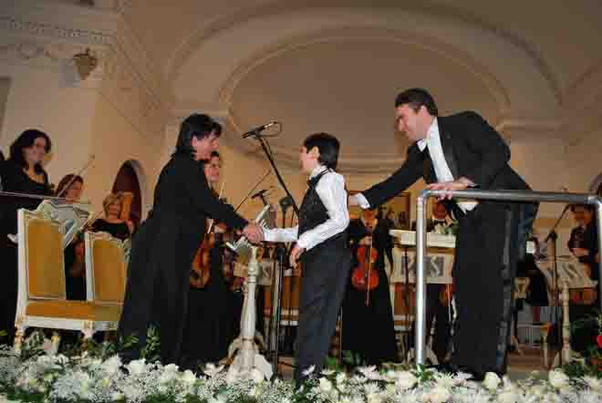 Двенадцатилетний Эльдар Таиров успешно выступил на международном фестивале (фотосессия)