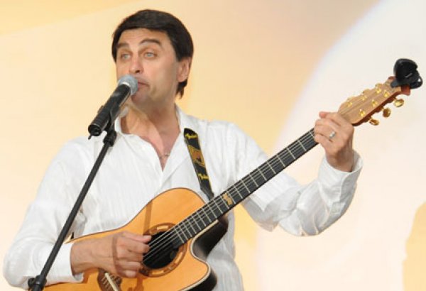 Азербайджанский секс-символ 70-80 годов прошлого века Сархан Сархан выступил с концертом в Баку