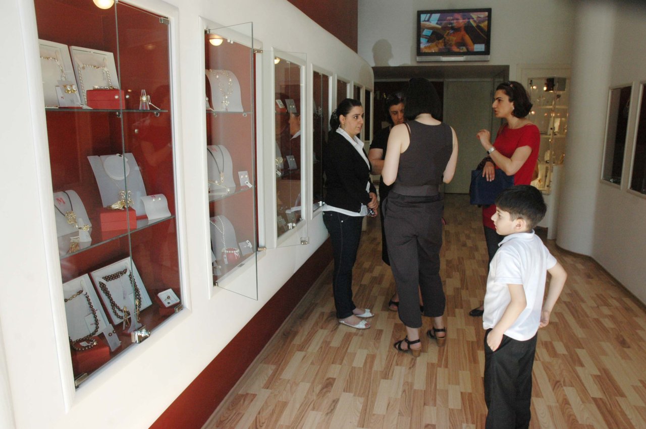Азербайджанским модницам - золотая классика уступает место элегантности и шику (фотосессия)