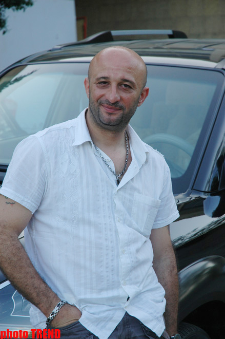 Турецкий продюсер Кемаль Дженк Ичтен не захотел открывать багажник "второго дома" (фотосессия)