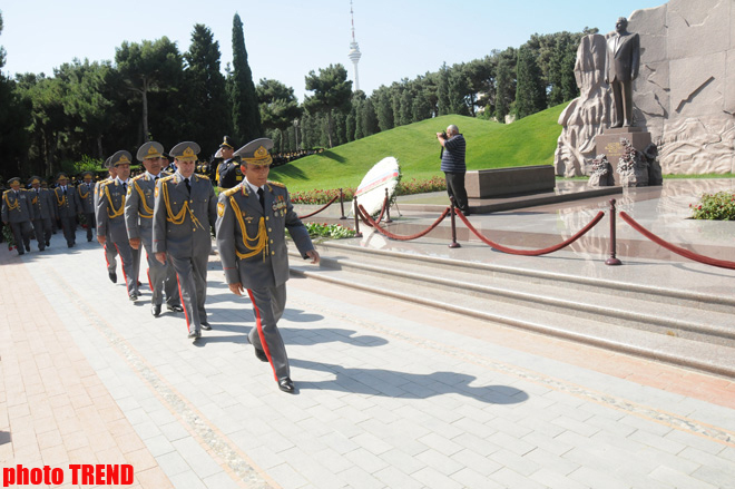Azerbaijani interior ministry's employees visit Alley of Honors (PHOTO)