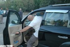 Турецкий продюсер Кемаль Дженк Ичтен не захотел открывать багажник "второго дома" (фотосессия)