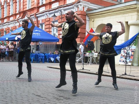 Лиричные мелодии и запах шашлыка азербайджанцев в Белоруссии (фотосессия)