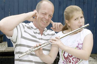 10-летняя девочка вывела из комы отца игрой на флейте
