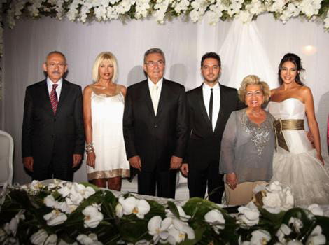 73-летняя поп-дива Ажда Пеккан стала свидетелем на бракосочетании известного турецкого певца Гекхана Озена  (фотосессия)