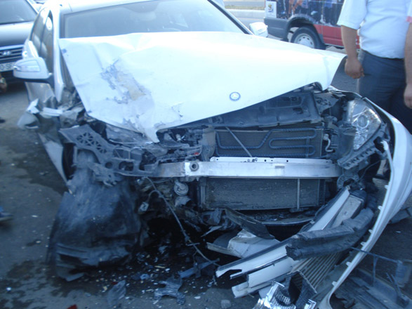 Попал в аварию автомобиль МЧС Азербайджана, четыре человека получили телесные повреждения (версия 2)