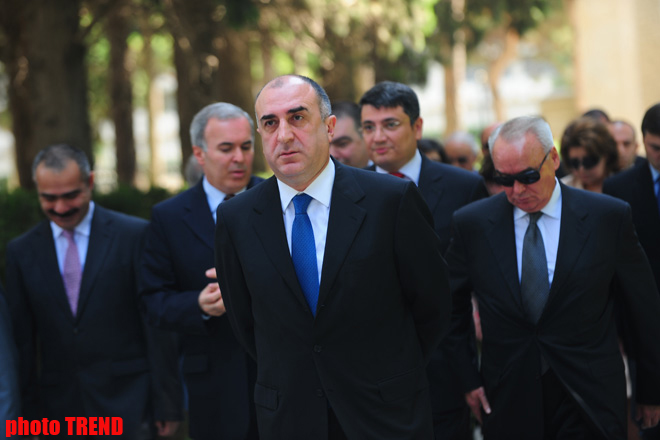 Azerbaijani FM's leadership visit Alley of Honors (PHOTO)