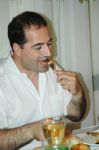 Прикол-тайм! Кябаб едят вилкой – певец Джавид Гусейн (фотосессия)