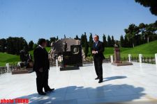 Azerbaijani FM's leadership visit Alley of Honors (PHOTO)